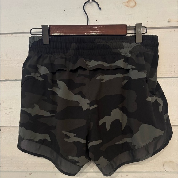 Athleta Mesh Racer Run Short 
Women's XS Black
Camouflage Print - Picture 4 of 11
